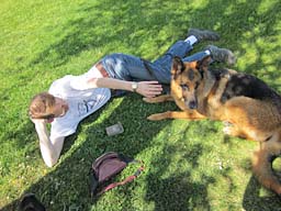 Kommt da wer? Wenn ich l�chle kommen die Hunde vielleicht zu mir. Ich bleibe auf der Hut.